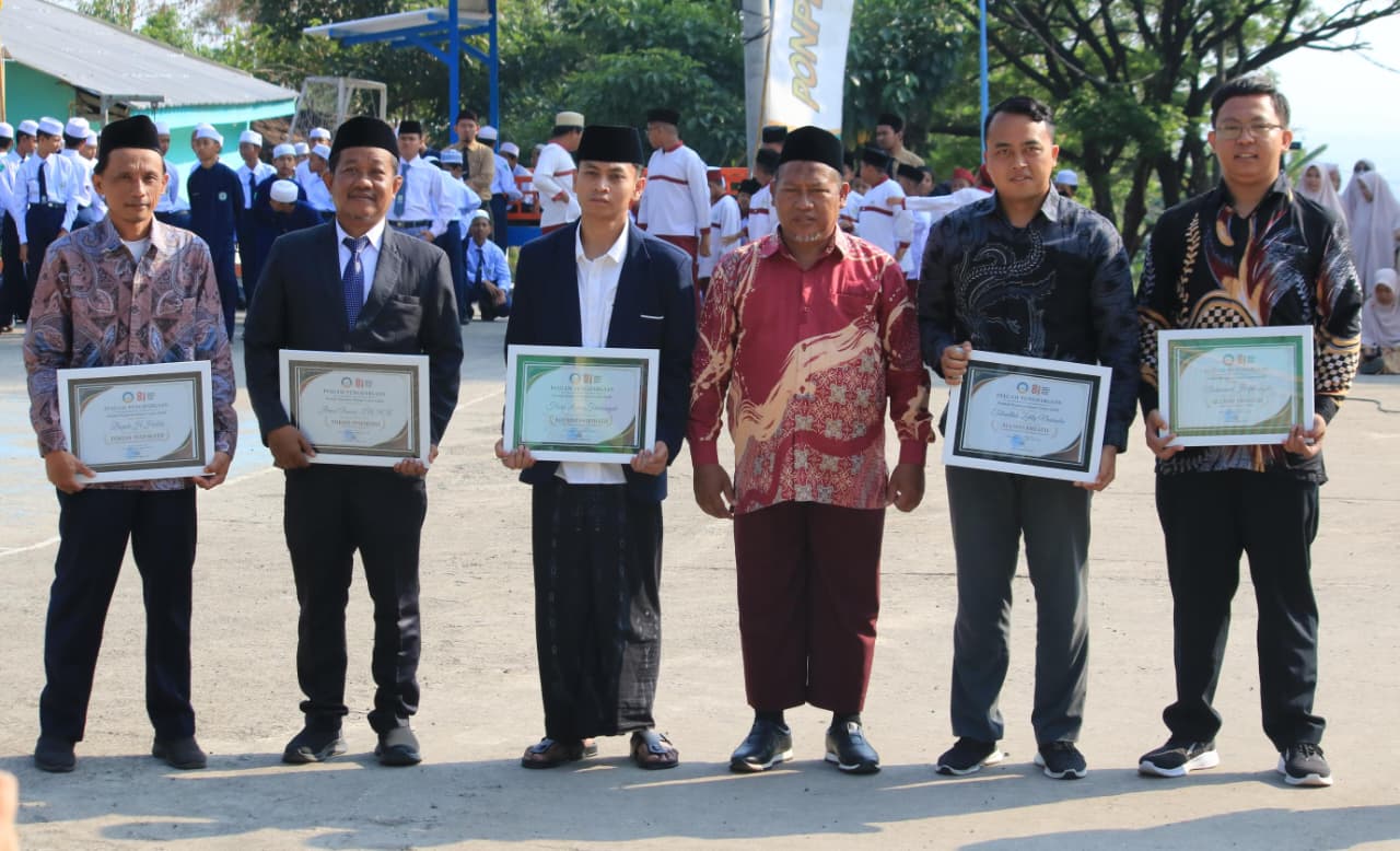 Enam Sosok Inspiratif Terima Penghargaan dari Ponpes eLKISI di Momentum HUT RI ke-81