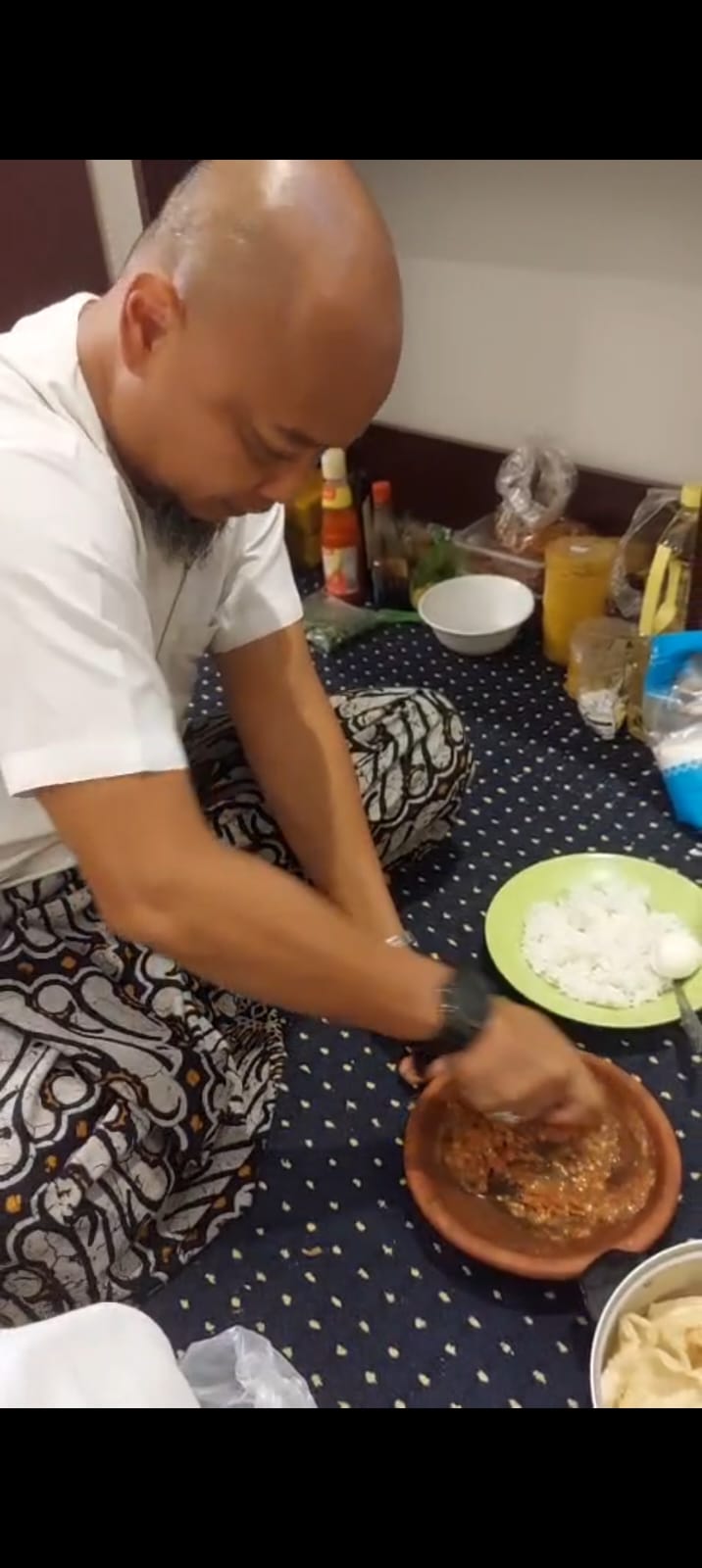 Bumbu Pecel Hingga Sambal Teri, Jamaah Haji Indonesia Bawa Bekal “Pelepas Rindu” ke Tanah Suci
